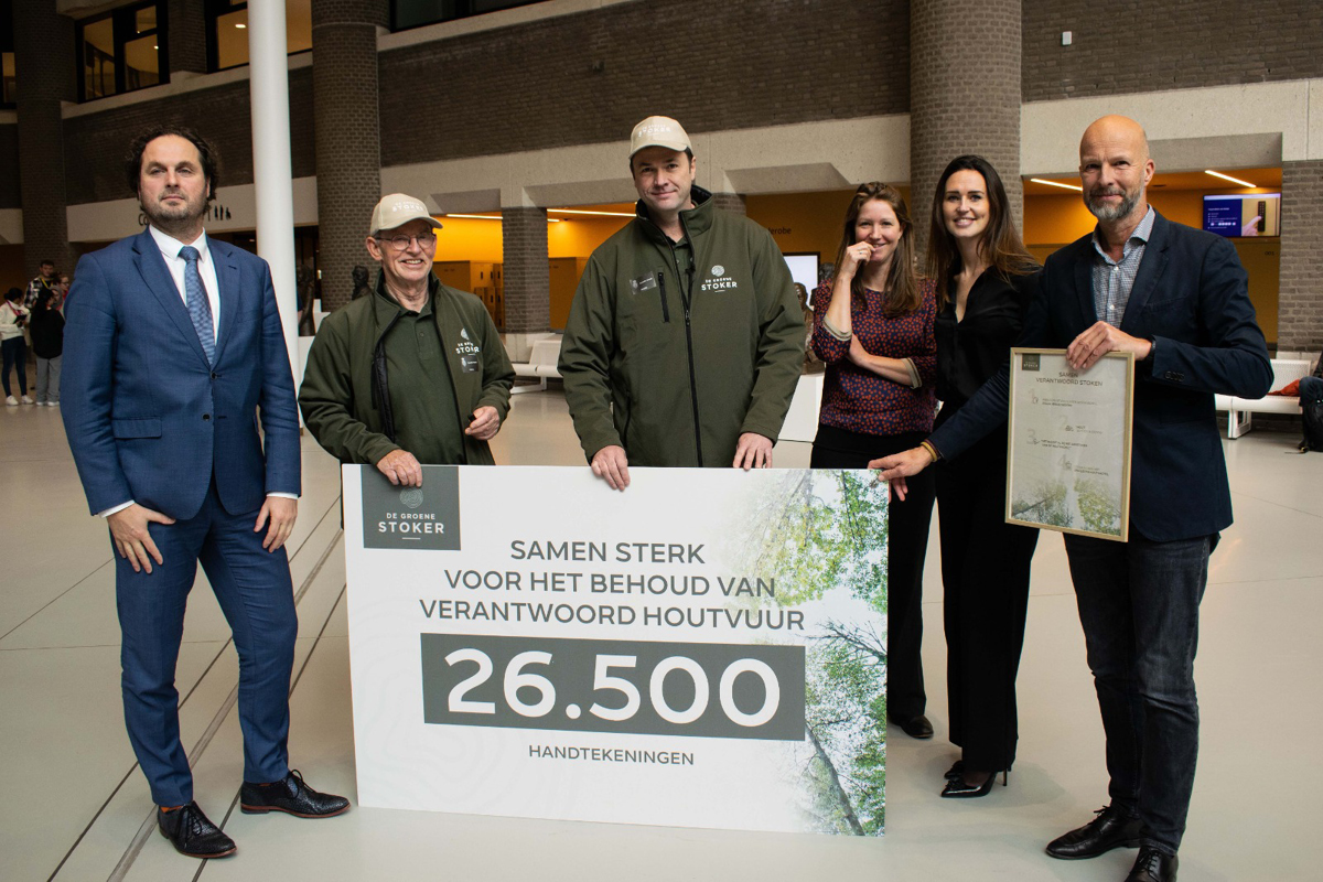 Petitie houtvuur overhandigt aan leden Tweede Kamer in Den Haag